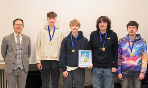 Das Gewinnerteam der Sekundarstufe 2 der Wilhelm-Bracke-Gesamtschule (von links): Prof. Dr. Henning Zindler mit Petrik Stautmeister, Linus Reinecke, Robin Müller, Nicklas Mirko Schrader.