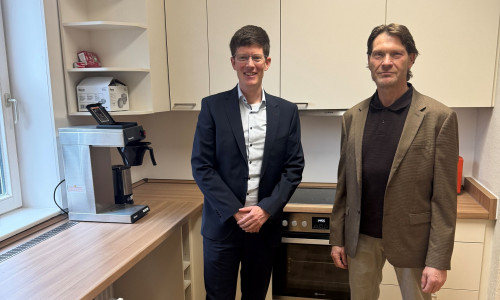 Tobias Grünert (links, Gemeindebürgermeister) und Jörg Hollstamm (Ortsbürgermeister Wahle) in der neuen Küche des Dorfgemeinschaftshauses in Wahle.