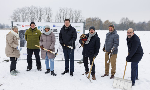 Beim Spatenstich (v.l.): Sonja Lerche (Bezirksbürgermeisterin), Michael Stephan (WVMO, Projektleiter), Anka Dobslaw (MU, Umwelt-Staatssekretärin), Dr. Thorsten Kornblum (Oberbürgermeister), Thorsten Wendt (Stadtheimatpfleger), Dr. Bernd Hoppe-Dominik (WVMO, Verbandsvorsteher), Sven Glodniok (WVMO, Geschäftsführer).
