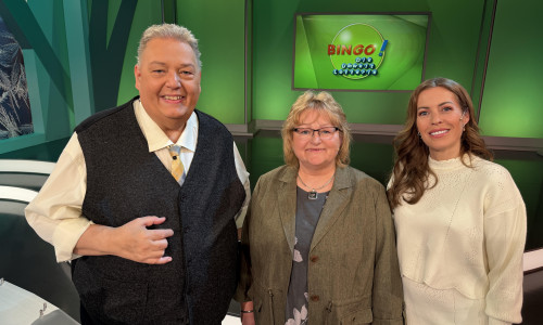 Nach der Live-Sendung gab es noch ein Erinnerungs-Foto mit den Moderatoren Michael Thürnau und Jule Gölsdorf (re.). 