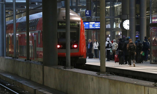Regionalzug im Bahnhof (Archiv)