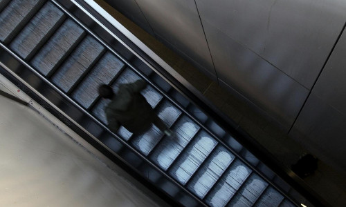 Mann läuft Rolltreppe hoch (Archiv)