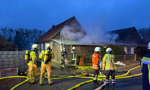Ein brennendes Holzlager beschäftigte die Freiwillige Feuerwehr Meinersen.