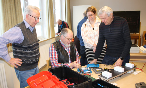 Allison Höft, Klimaschutzmanagerin Landkreis Goslar, schaut dem ehrenamtlichen Koordinator des Cafés, Thorsten Ritzka, bei seinen ersten Reparaturen über die Schulter.