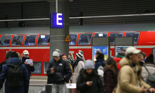 Reisende vor einem Regionalzug (Archiv)