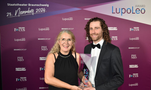 Die Sieger des „Projekt Award“ des LupoLeo Award 2024: Ruth Retterath und Maximilian Doll von den „Recycling Roadies – CleanUp nach der Flut“ des Vereins Clean River Project e. V. aus Winningen