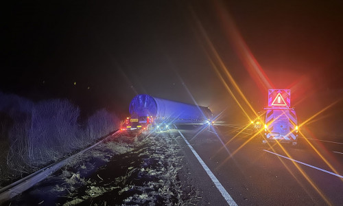 Ein Schwerlasttransporter blockiert die A2 bei Helmstedt.