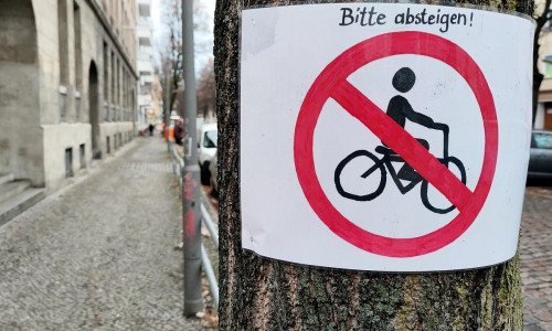 Selbstgemaltes Verbotsschild für Fahrradfahrer (Archiv)
