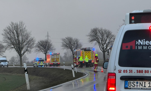 Nach dem Unfall musste die Straße gesperrt werden.
