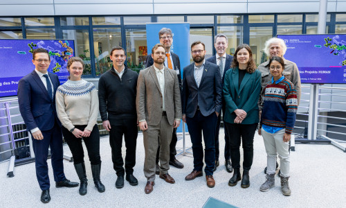 Gruppenfoto zum HZI-Großprojekt HUMAN (v.l.n.r.): Falko Mohrs, Dr. Maren Schubert, Dr. Max Kellner, Dr. Jan Schlegel, Christian Scherf, Dr. Jakob Wirbel, Dr. Georg Schütte, Dr. Christiane Iserman, Prof. Josef Penninger, Dr. Sampurna Chakrabarti.