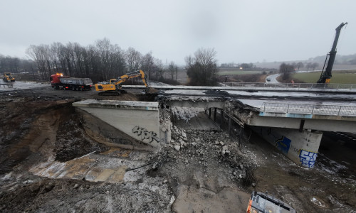 Der Abriss der Brücke hat begonnen.
