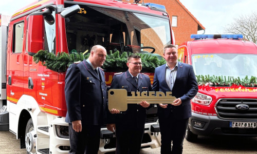 Carsten Schmidt, Tobias Friedrichs und Nils Neuhäuser genannt Holtbrügge bei der Übergabe des neuen Fahrzeugs. 