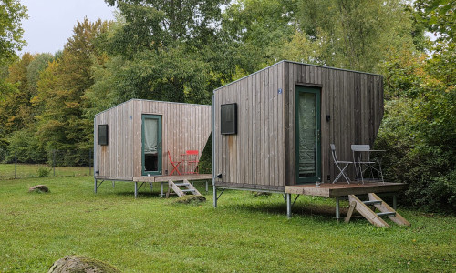 Am Stadtbad Okeraue können nun Tiny Houses gemietet werden. 