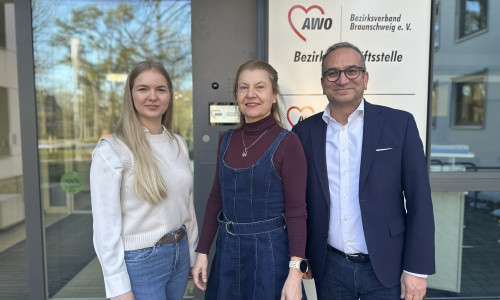 Vivien Syfus (Verbandssekretärin des AWO-Bezirksverbandes Braunschweig, links) und Rifat Fersahoglu-Weber (Vorstandsvorsitzender des AWO-Bezirksverbandes Braunschweig) nahmen die Leinwände von Heike Strietholt (Projektinitiatorin und Vorsitzende von BigMosaiG) entgegen.