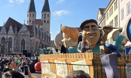 Weit mehr als 100 Motivwagen rollen durch Braunschweig.