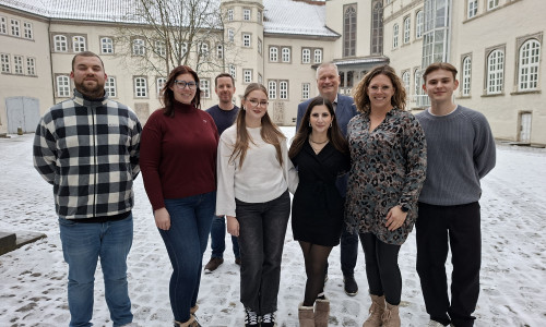 Hinten von links: Niklas Lillie, Abteilungsleiter im Gesundheitsamt des Landkreises Gifhorn, und Kreisrat Rolf Amelsberg mit einigen der 14 Stipendiaten (von links): Timon Neumann, Joline Giesecke, Louisa May, Yasamin Barikzai, Mandy Linneweh und Laurens Relou.
