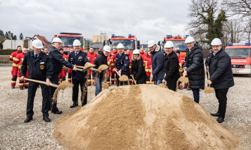 Mit dem ersten Spatenstich beginnt der Bau für das neue Feuerwehrgerätehaus in Thiede.