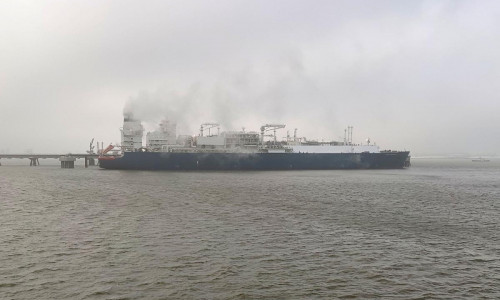Schwimmendes LNG-Terminal in Wilhelmshaven (Archiv)