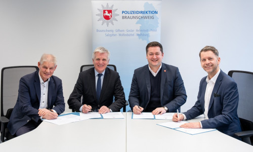 ährend der Unterzeichnung (v.l.): Frank Klingebiel Oberbürgermeister Stadt Salzgitter, Thomas Ring Polizeipräsident Polizeidirektion Braunschweig, Dr. Thorsten Kornblum Oberbürgermeister Stadt Braunschweig, Dennis Weilmann Oberbürgermeister Stadt Wolfsburg