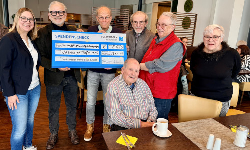  Maike Hecht (v.l.) und Ulrich Sörgel sowie Werner Carius, Hans Rühl, Detlef Conradt, Brigitte Lotz von der Wolfsburger Tafel und (sitzend) Frank Helmut Zaddach, einer der Gründungsmitglieder der Wolfsburger Tafel.