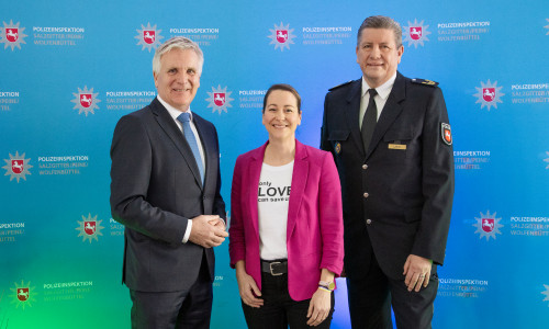 Bei der Amtseinführung (von links): Thomas Ring, Polizeipräsident der Polizeidirektion Braunschweig; Kriminaldirektorin Imke Krysta, Leiterin der Polizeiinspektion Salzgitter/Peine/Wolfenbüttel; Uwe Lange, Polizeivizepräsident der Polizeidirektion Braunschweig