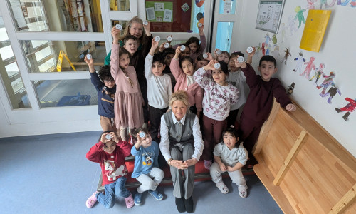 Es kann losgehen: Oberbürgermeisterin Urte Schwerdtner (vorne sitzend) hat die Taschenaschenbecher offiziell an die Kinder der Kindertagesstätte Kunterbunt und ihre Leiterin Birgit Kubitza (hinten li.) zur weiteren Verteilung übergeben.