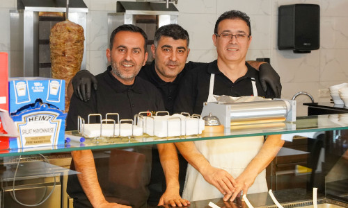 Das Team des Asmin bietet Spezialitäten vom Holzkohlegrill.