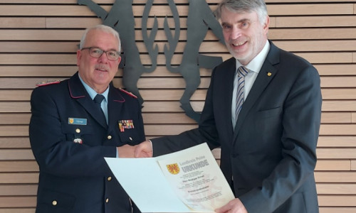 Landrat Henning Heiß (rechts) und Rüdiger Ernst bei der Ernennung.