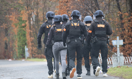 Die Spezialeinheit der Polizei war beim Einsatz in Salzgitter insbesondere an den Füßen überraschend unterschiedlich gekleidet.