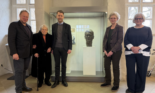 Margret Köhler (2. von links) war mit ihrem Sohn Dr. Michael Köhler (ganz links) und ihrer Tochter Christine Köhler-Riebau (2. von rechts) im Stadtmuseum, um die Bronzebüste ihres Mannes an Oberbürgermeister Dennis Weilmann (3. von links) und Museumsleiterin Monika Kiekenap-Wilhelm (ganz rechts) zu übergeben.