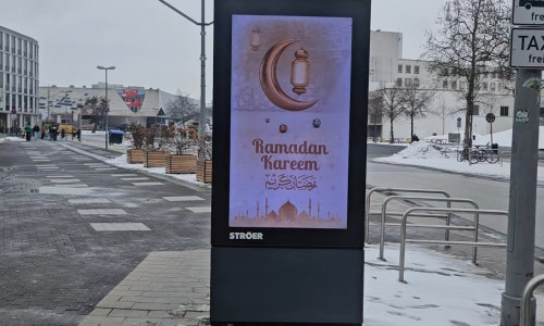 In diesem Jahr wird der Ramadan über die digitalen Stadtbildschirme sichtbar gemacht.