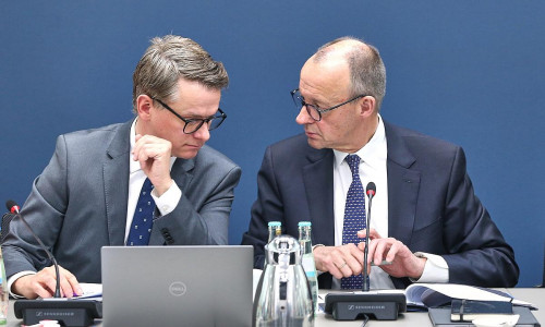 Carsten Linnemann und Friedrich Merz am 09.02.2026