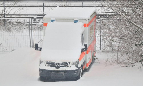 Rettungswagen im Schnee (Archiv)
