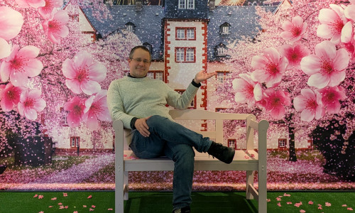 Museumsleiter Arne Homann lädt ein auf die rosa Bank im Schloss Salder.