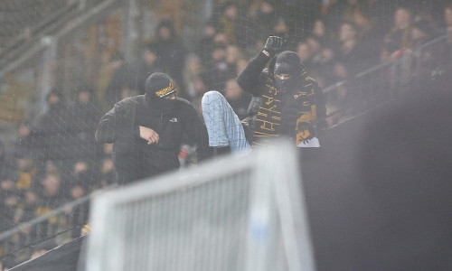 Aggressive und vermummte Fans (Archiv)