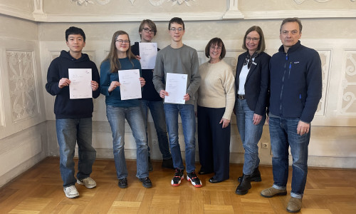 Die AG Jugend debattiert des Gymnasiums Anna-Sophianeum mit Lehrkräften.