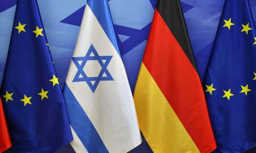 Fahnen von EU, Israel und Deutschland (Archiv)
