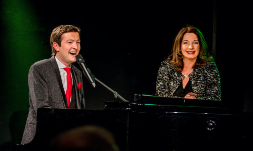 Gabriela Benesch und Alex Parker führen ihre Gäste auf eine musikalische Zeitreise.