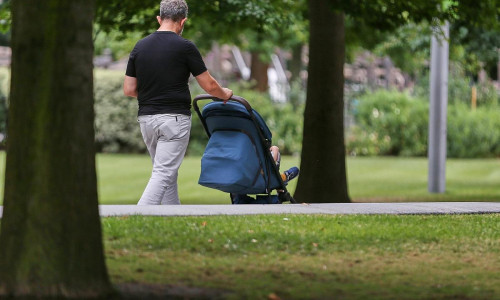 Mann mit Kind (Archiv)