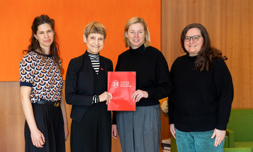 Franca Özkan (Antidiskriminierungsstelle Braunschweig), Prof. Angela Ittel (Präsidentin TU Braunschweig), Kersten Hartmann-Moos (VHS Braunschweig) und Theresa Wegner (stellvertretend für Anouk Almstedt, TU Braunschweig / Strategische Hochschulentwicklung) (v. li.).