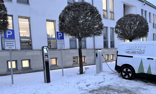 Die Ladesäulen vor dem Kreishaus 1 sind jetzt in Betrieb.