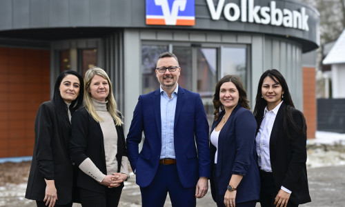  Das Team der Volksbank BRAWO in Lengede lädt zum Tag der öffnen Tür am 7. Februar 2026 ein: Cigdem Batuk, Christin Scherger, Marcel Lang (Filialverbundleiter), Meike Peschelt und Alejandra Garcia.