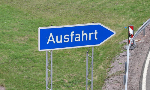 Ausfahrts-Schild an einer Autobahn (Archiv)