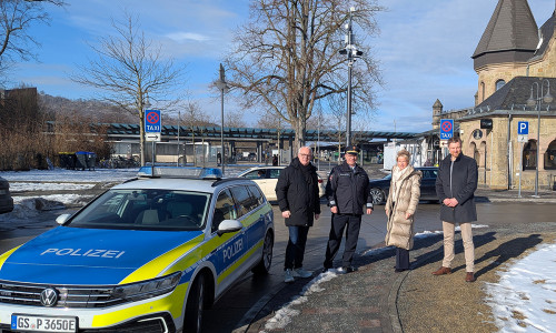 Oberbürgermeisterin Urte Schwerdtner (2. v. re.) und der Leiter der Polizeiinspektion Goslar, Rodger Kerst (2. v. li.), nehmen zusammen mit dem Fachdienstleiter für Sicherheit und Ordnung der Stadt Goslar, Tim Meißner (li.), und Sven Busse, Geschäftsbereichsleiter Bildung, Kultur und Ordnung der Stadt Goslar (re.), die Videoüberwachungsanlage am Bahnhof in Augenschein.