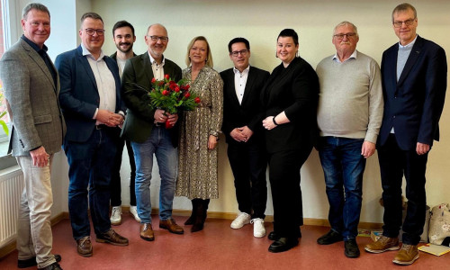 Jens Drake( mit Blumenstrauß) nach seiner Wahl mit Wegbleiter:innen (von links) Dr. Peter Abramowski, Jan Schröder, MdL, Malte Scheffler, Dunja Kreiser, Martin Albinus, Julia Perkowski, Burkhard Wittberg und Detlef Kaatz. 