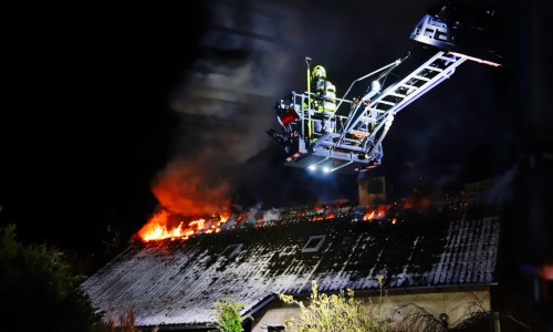 Die Einsatzkräfte bei Beginn des Einsatzes auf der Drehleiter.