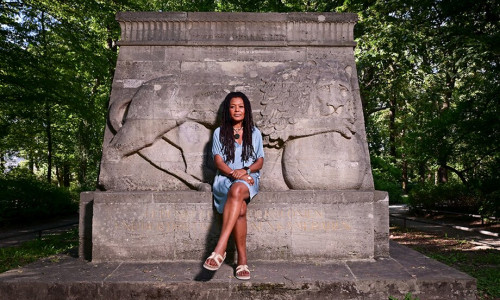 Künstlerin Patricia Kaersenhout vor dem Kolonialdenkmal Braunschweig.