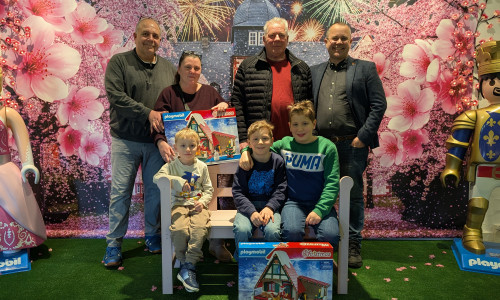 Freuten sich mit Museumsleiter Arne Homann (hinten 1. v. re.) über die Geschenke: Christian Reyers mit Philipp und Henning sowie Monja und Klaus Rohner mit Jake.