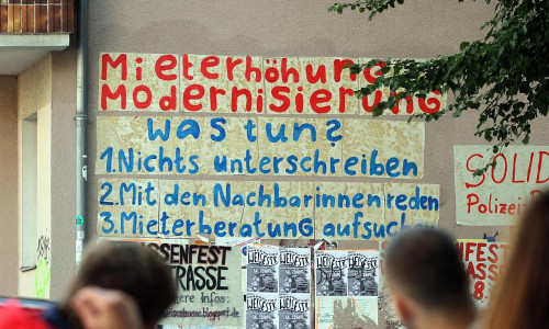 Fassadenbeschriftung gegen Mieterhöhungen (Archiv)