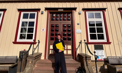 Anja Morell hält vor dem Seesener Rathaus die Unterstützer-Unterschriften in der Hand.